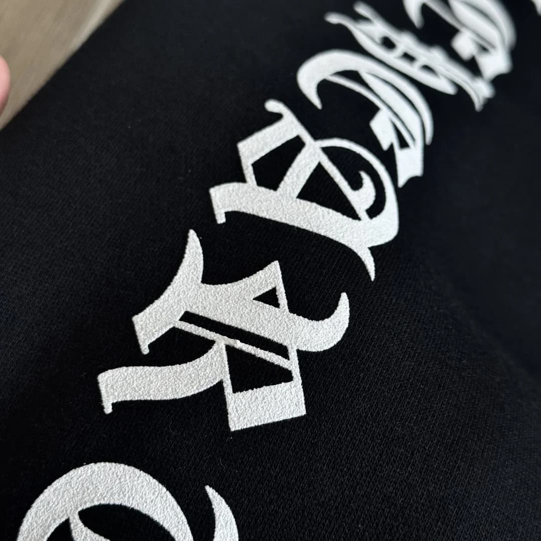 Белый готический принт на рукаве худи Chrome Hearts