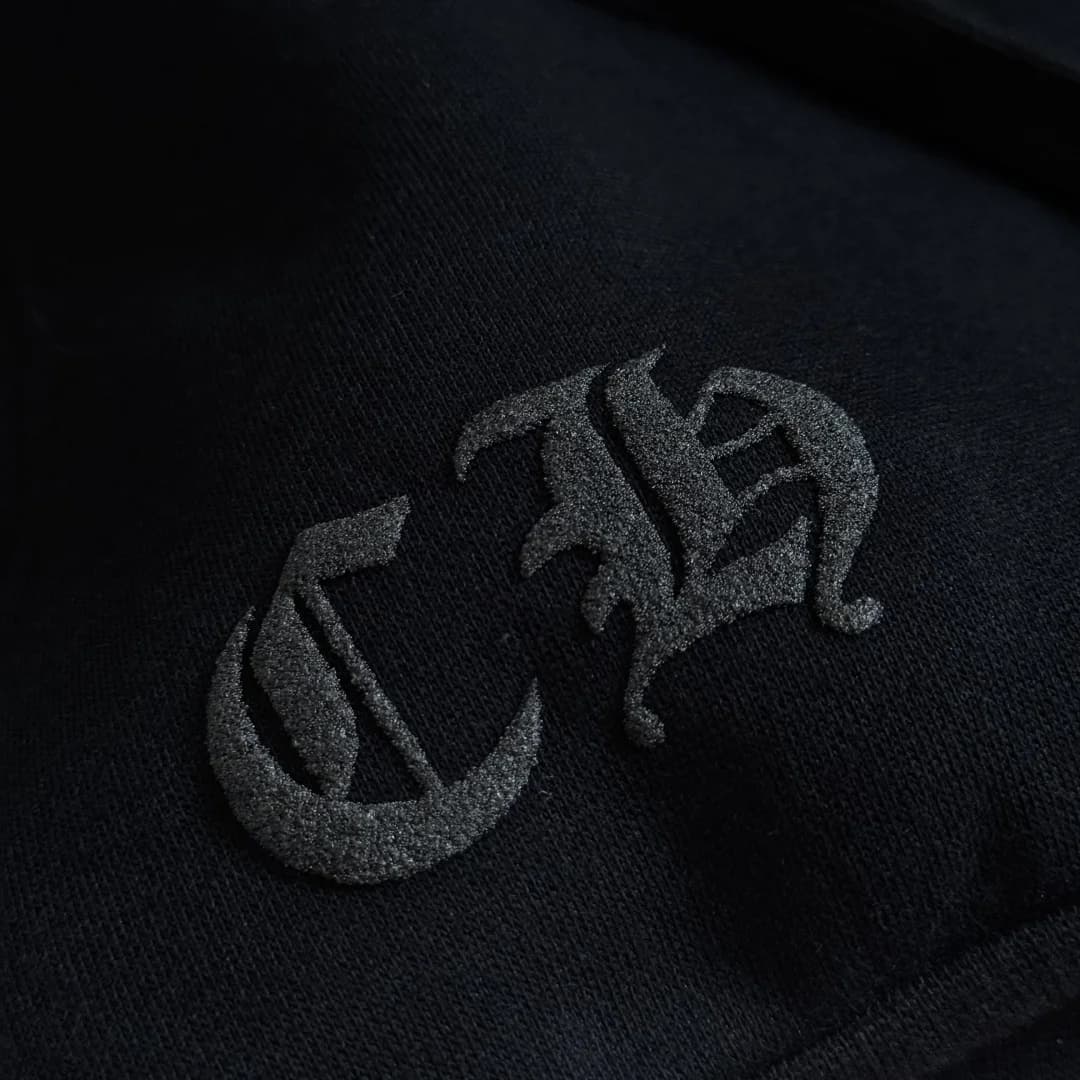Вышивка монограммы CH черными нитками на худи Chrome Hearts