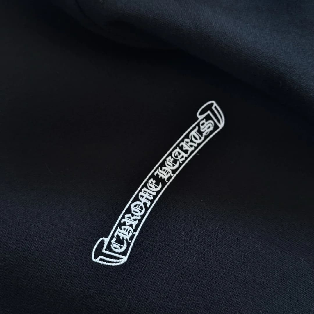 Принт с логотипом Chrome Hearts на кокетке