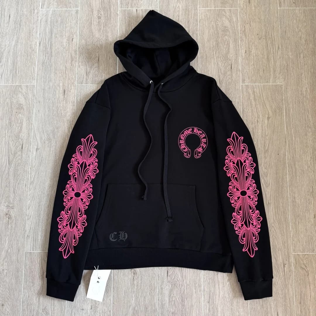 Черное худи Chrome Hearts с розовым принтом, вид спереди