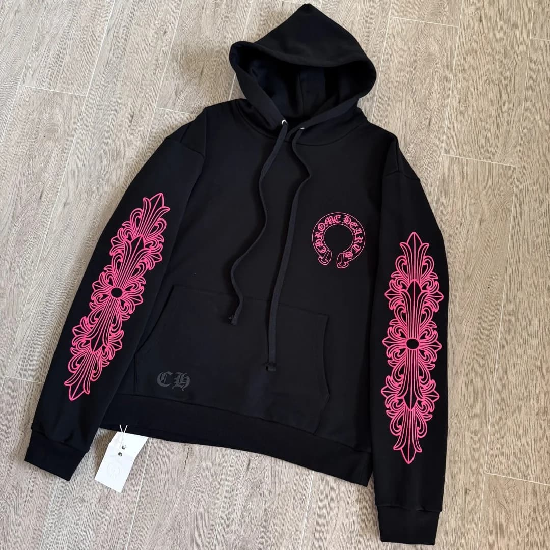 Черное худи Chrome Hearts с капюшоном, вид спереди под углом