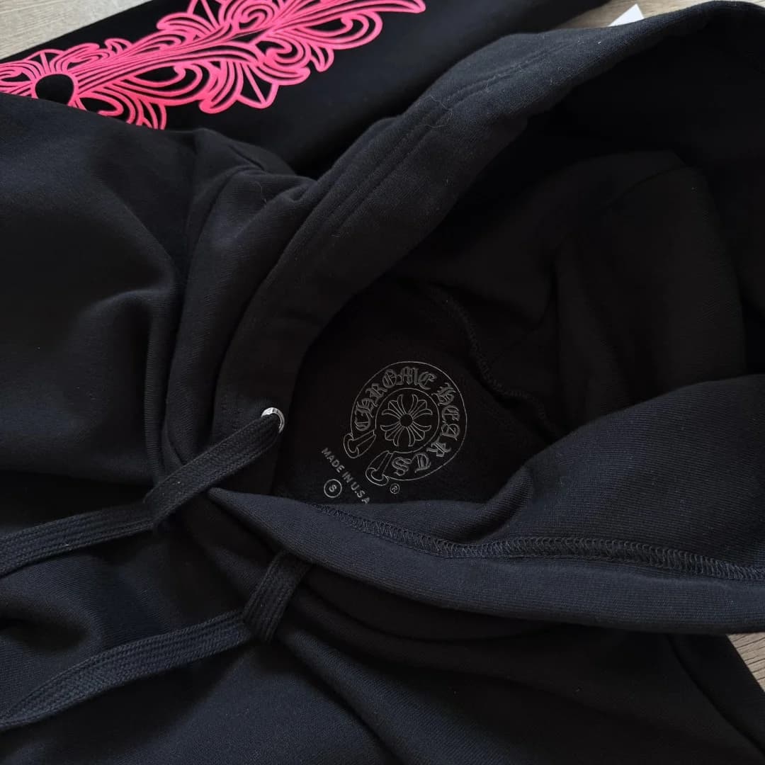 Внутренняя сторона капюшона и воротник черного худи Chrome Hearts