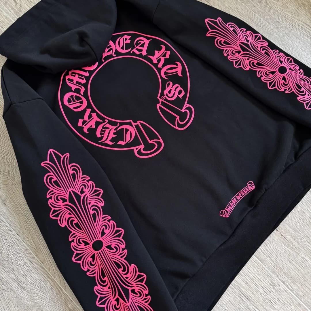 Спинка черного худи Chrome Hearts с розовым принтом подковы и узорами на рукавах
