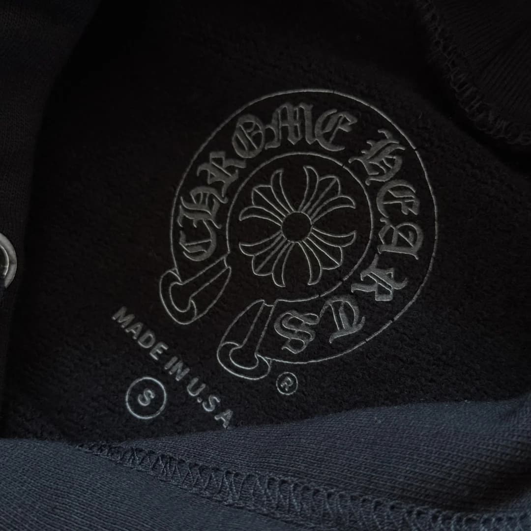 Внутренний ярлык на горловине черного худи Chrome Hearts с указанием размера S