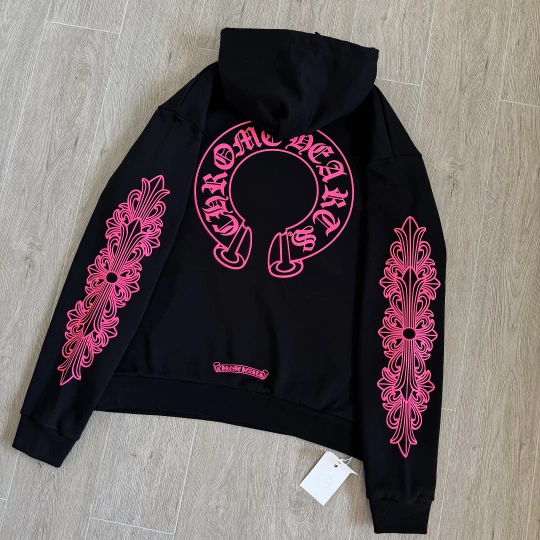 Черное худи Chrome Hearts с капюшоном, вид со спины под углом