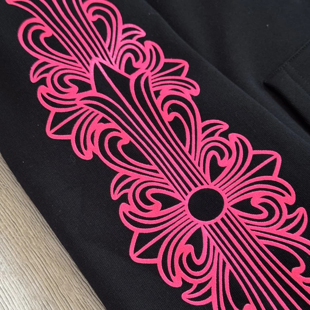 Розовый готический принт на рукаве черного худи Chrome Hearts