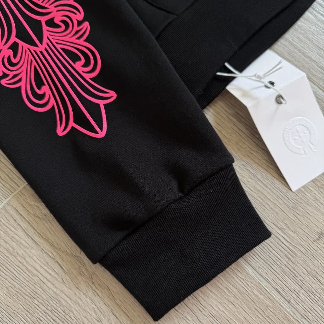 Эластичный манжет рукава черного худи Chrome Hearts с биркой