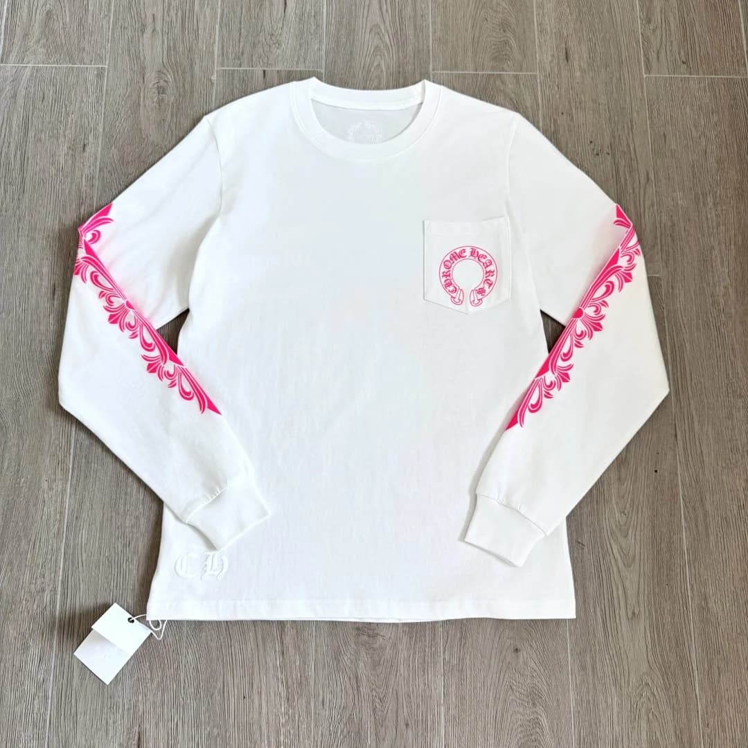 Белый лонгслив Chrome Hearts с розовым принтом, вид спереди