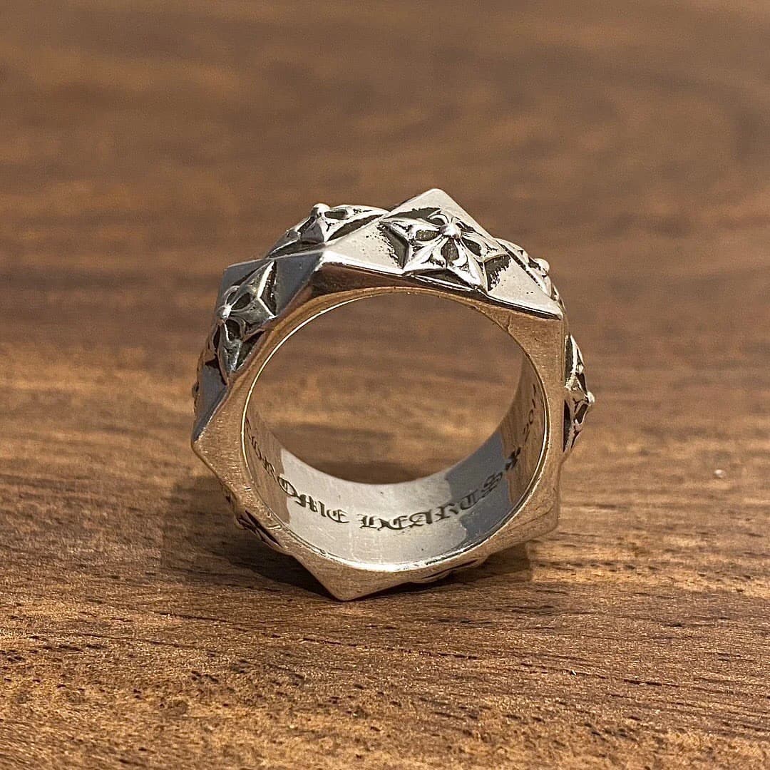 Вид сверху на кольцо Chrome Hearts Pentagon Star из серебра