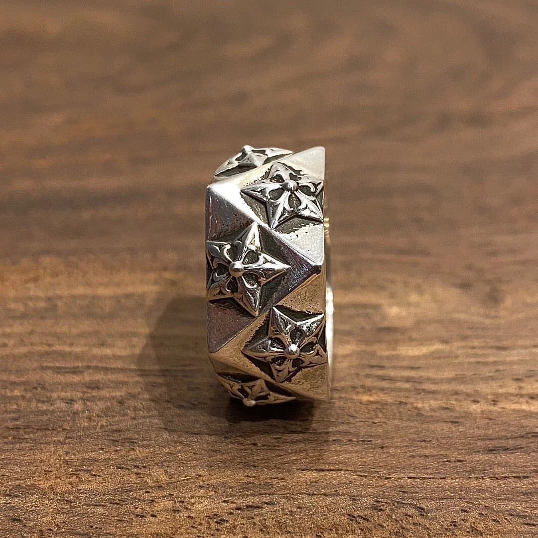 Боковой ракурс кольца Chrome Hearts Pentagon Star с рельефным узором