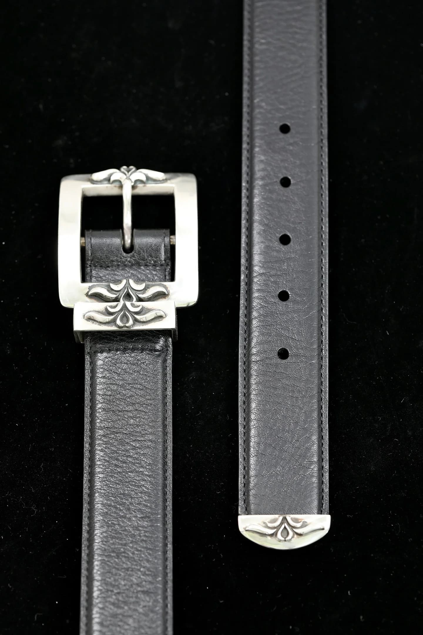 Пряжка и металлический наконечник ремня Chrome Hearts из черной кожи