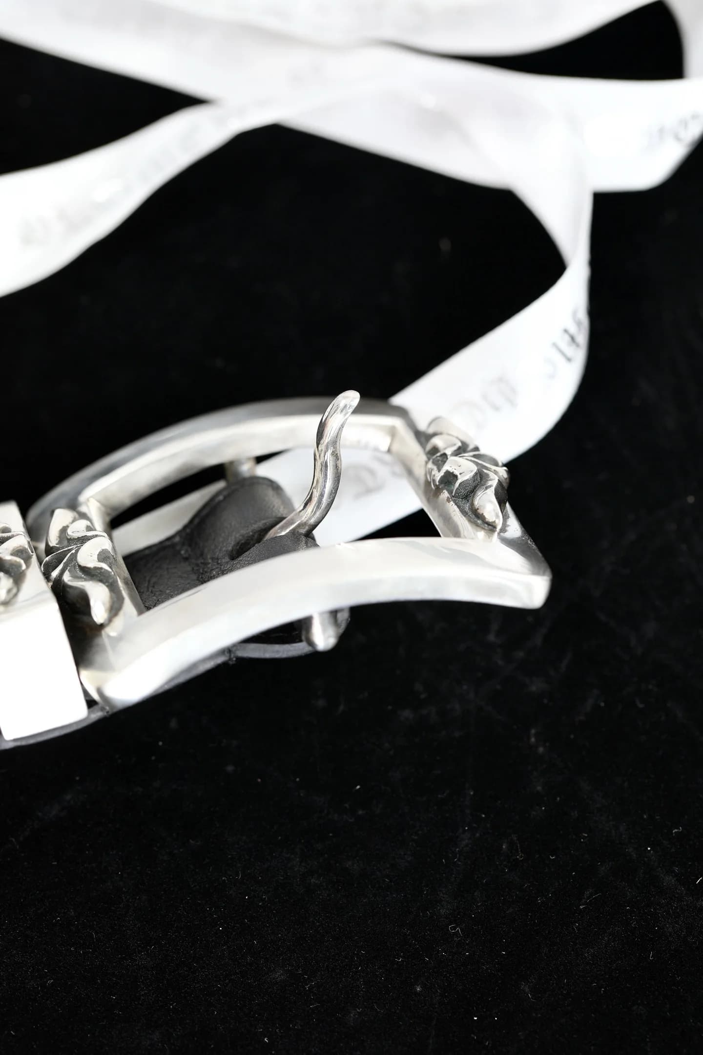 Профиль массивной серебряной пряжки ремня Chrome Hearts