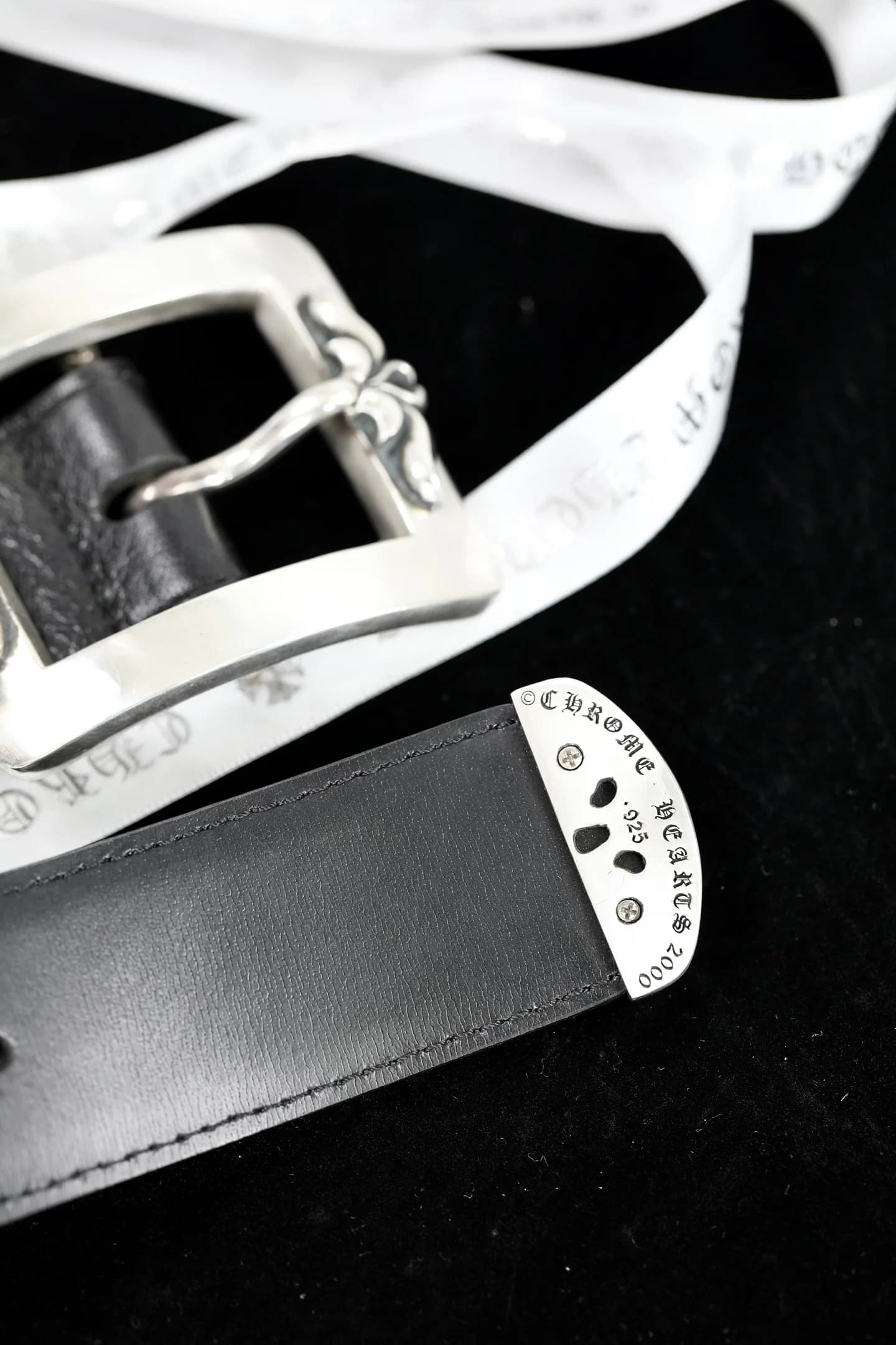 Обратная сторона серебряного наконечника ремня с гравировкой Chrome Hearts 925