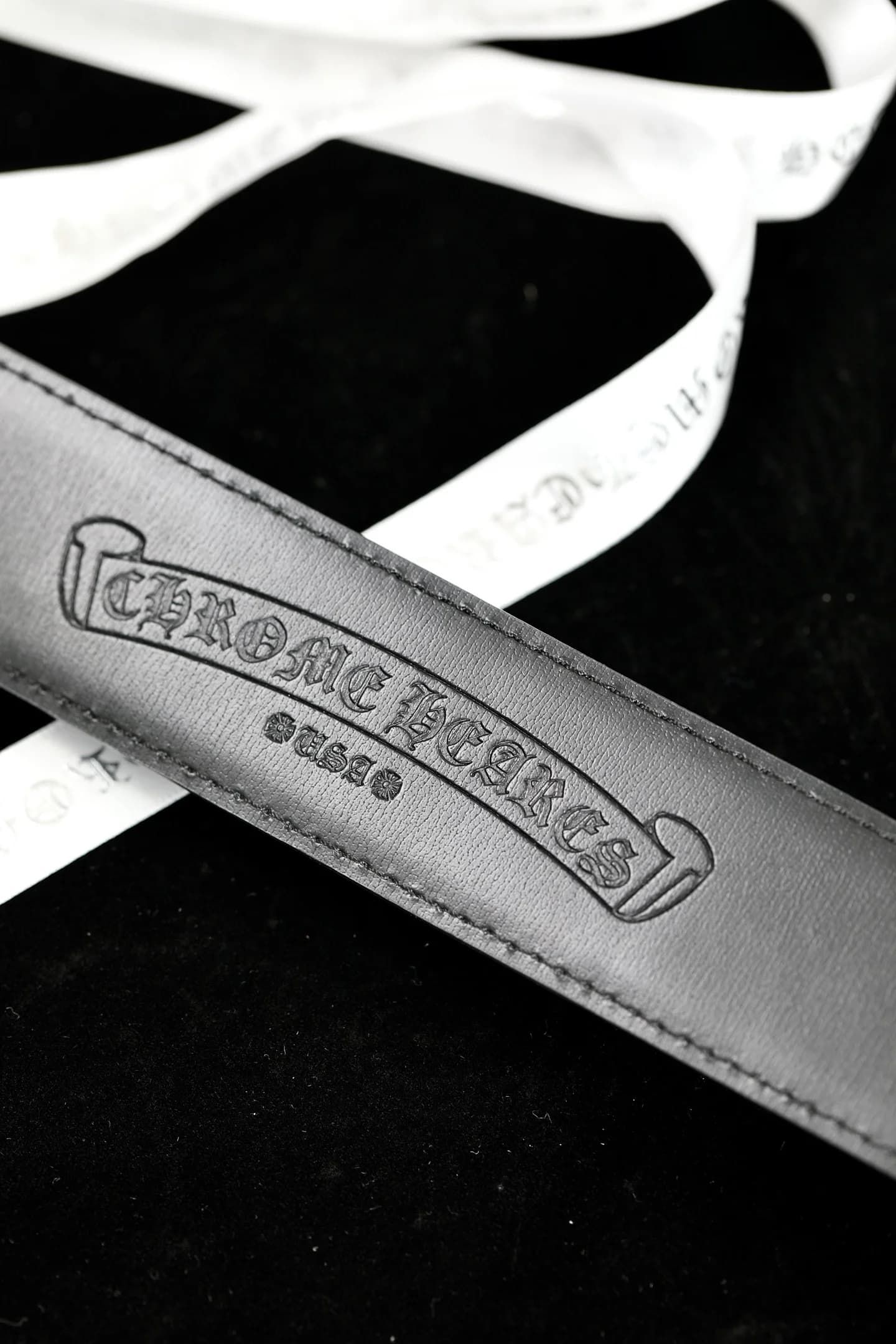 Фирменное тиснение логотипа Chrome Hearts на внутренней стороне черной кожи ремня