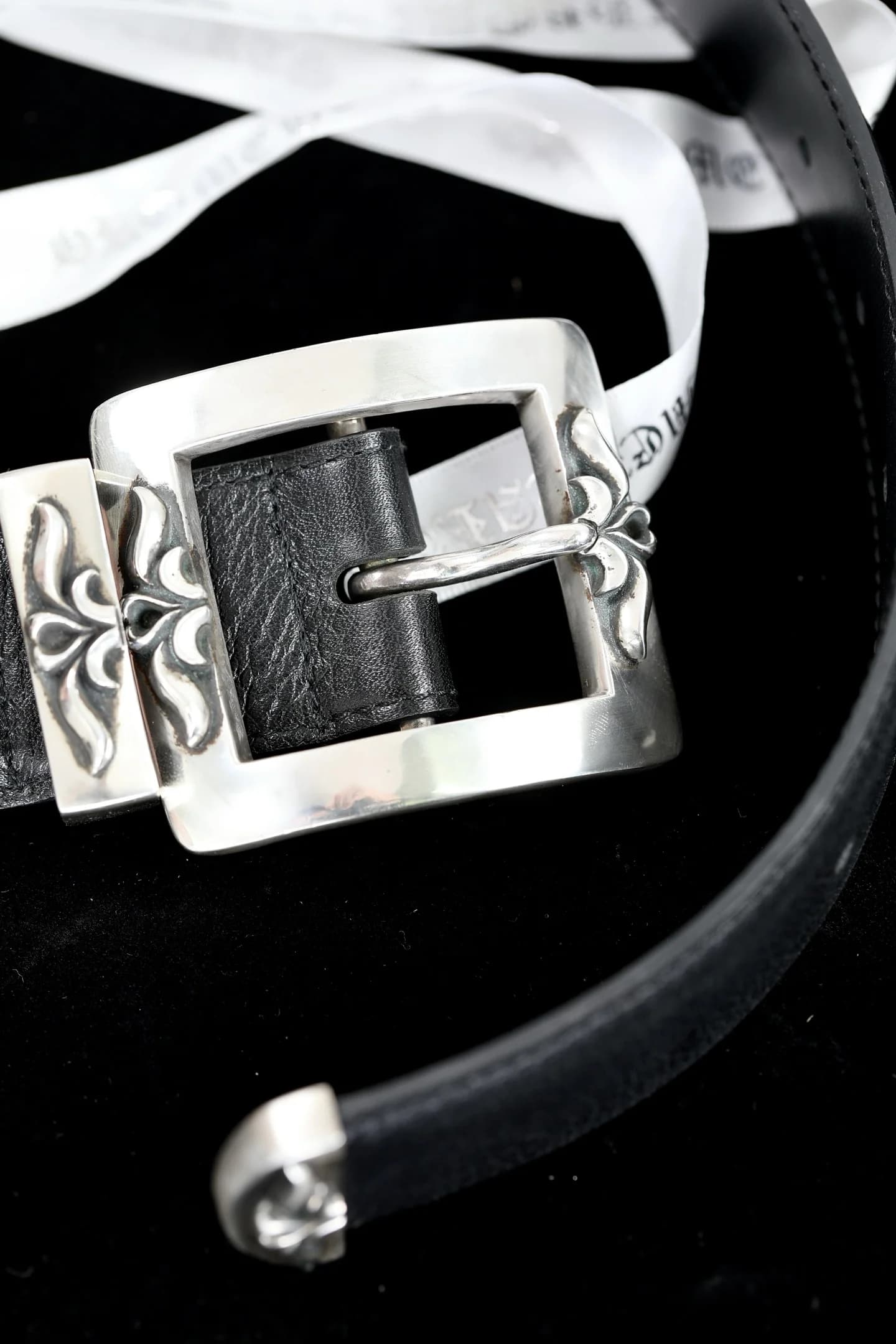 Черный кожаный ремень Chrome Hearts с серебряной пряжкой и белой брендированной лентой