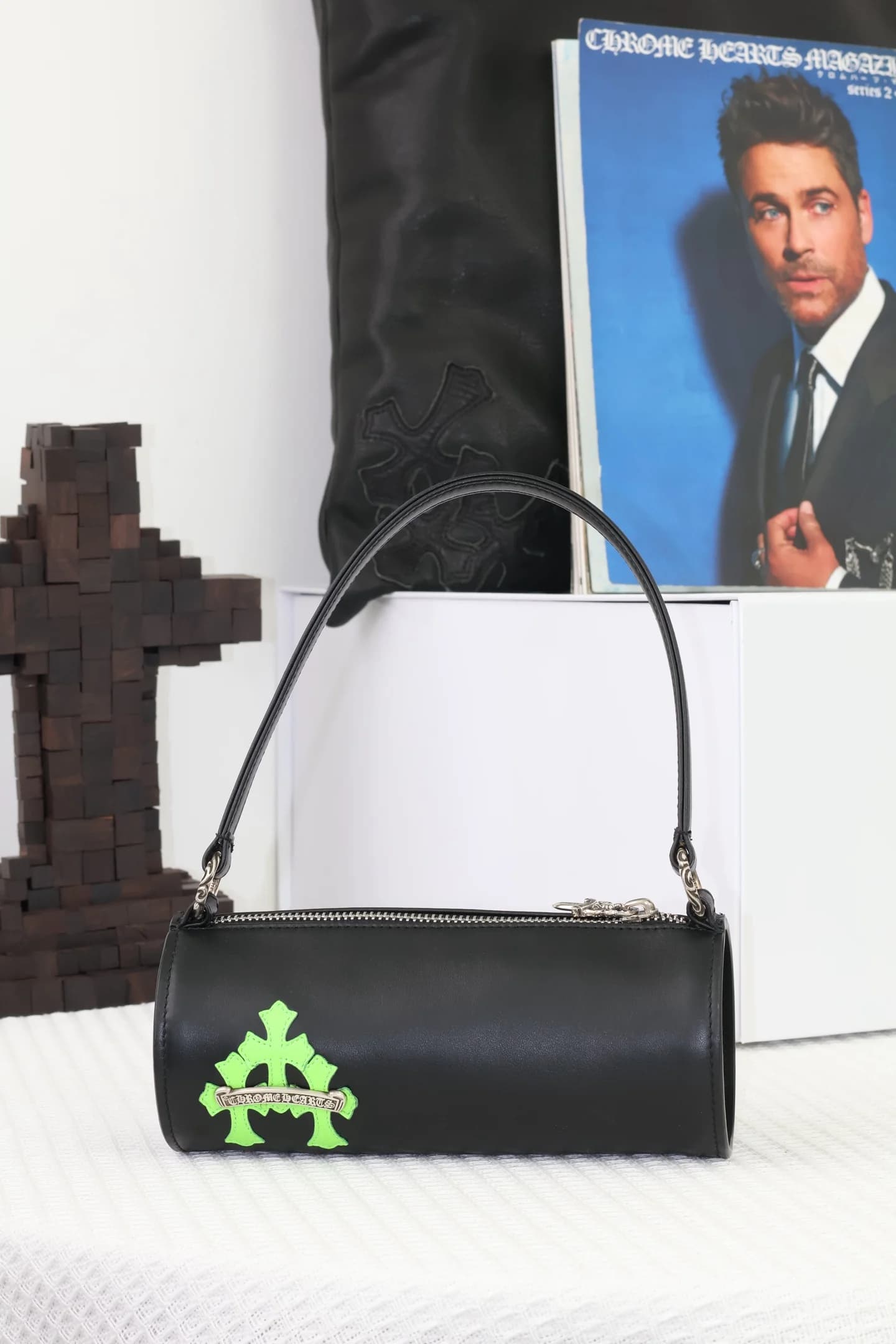 Черная кожаная сумка-цилиндр Chrome Hearts с неоновым крестом и ручкой, вид спереди