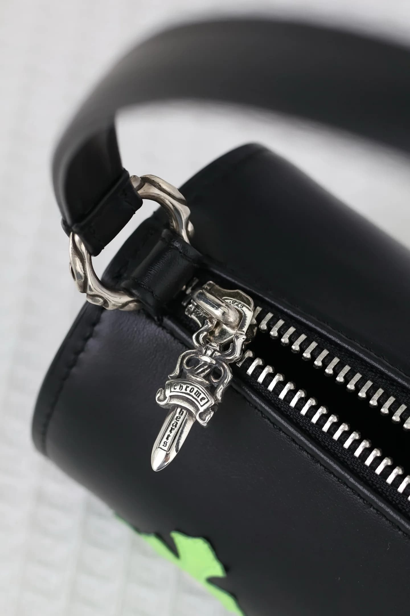 Серебряный бегунок-кинжал Dagger 925 пробы на молнии сумки Chrome Hearts