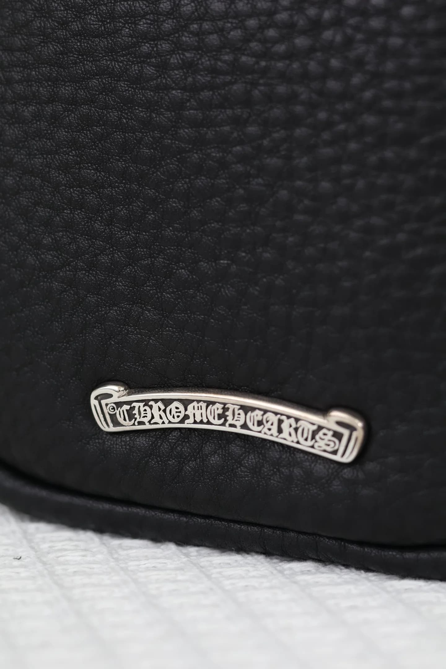 Фирменная плашка Chrome Hearts из серебра на кожаном корпусе