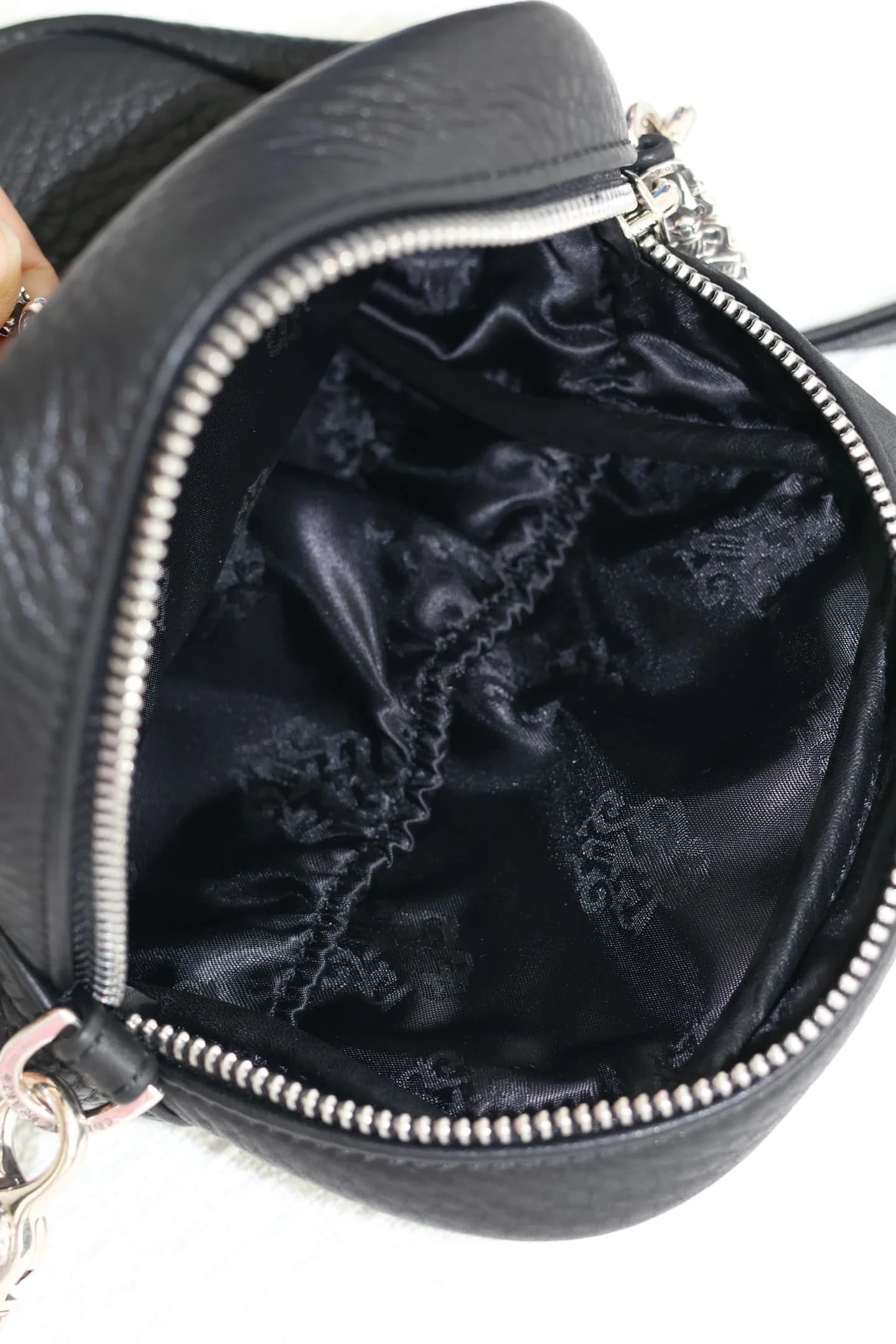 Внутреннее отделение сумки Chrome Hearts с жаккардовой фирменной подкладкой