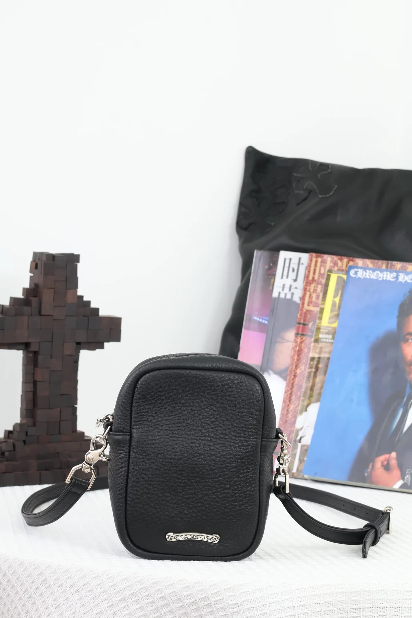 Вид сзади сумки Chrome Hearts с серебряной металлической плашкой с логотипом