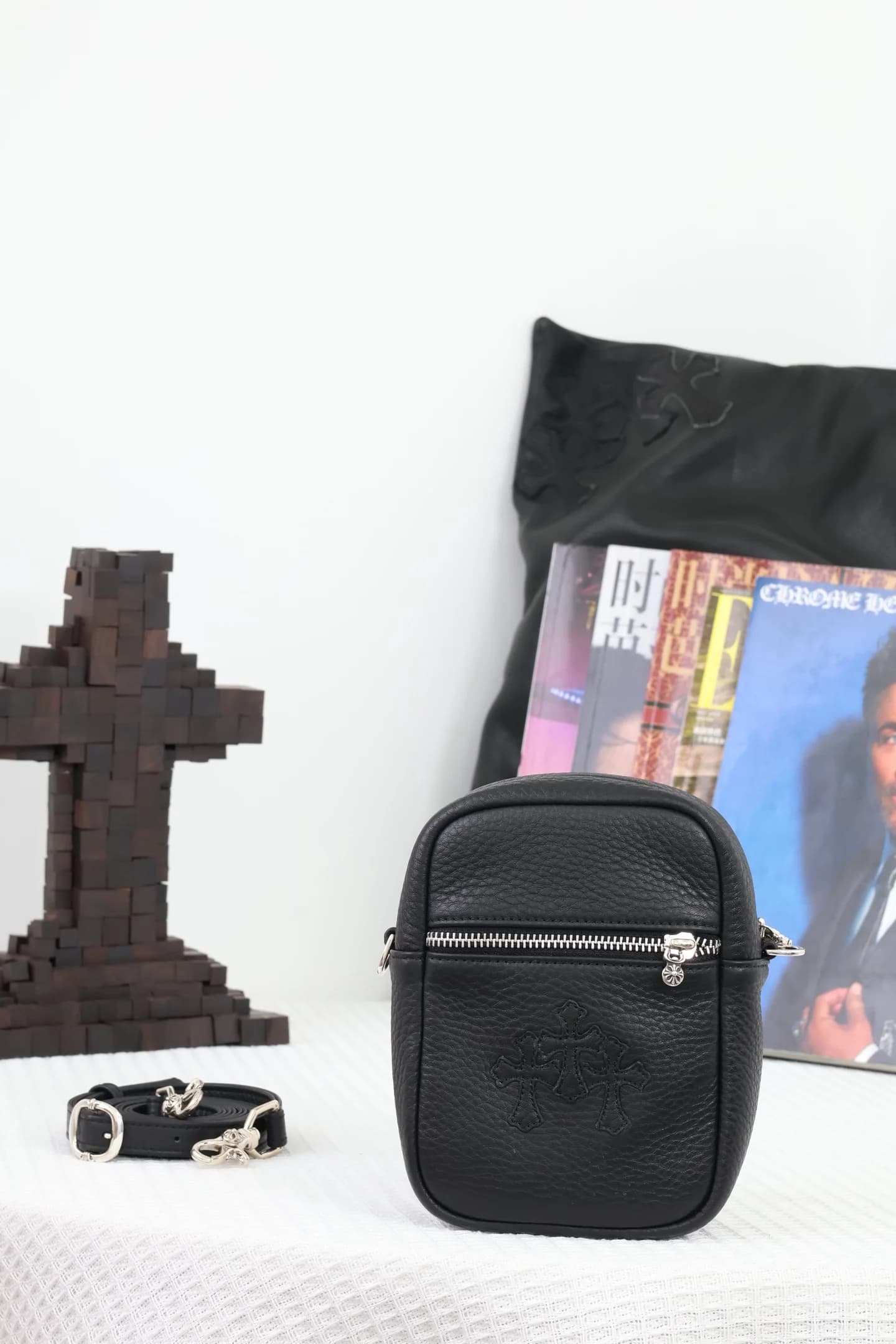 Черная кожаная сумка Chrome Hearts с отстегнутым плечевым ремнем
