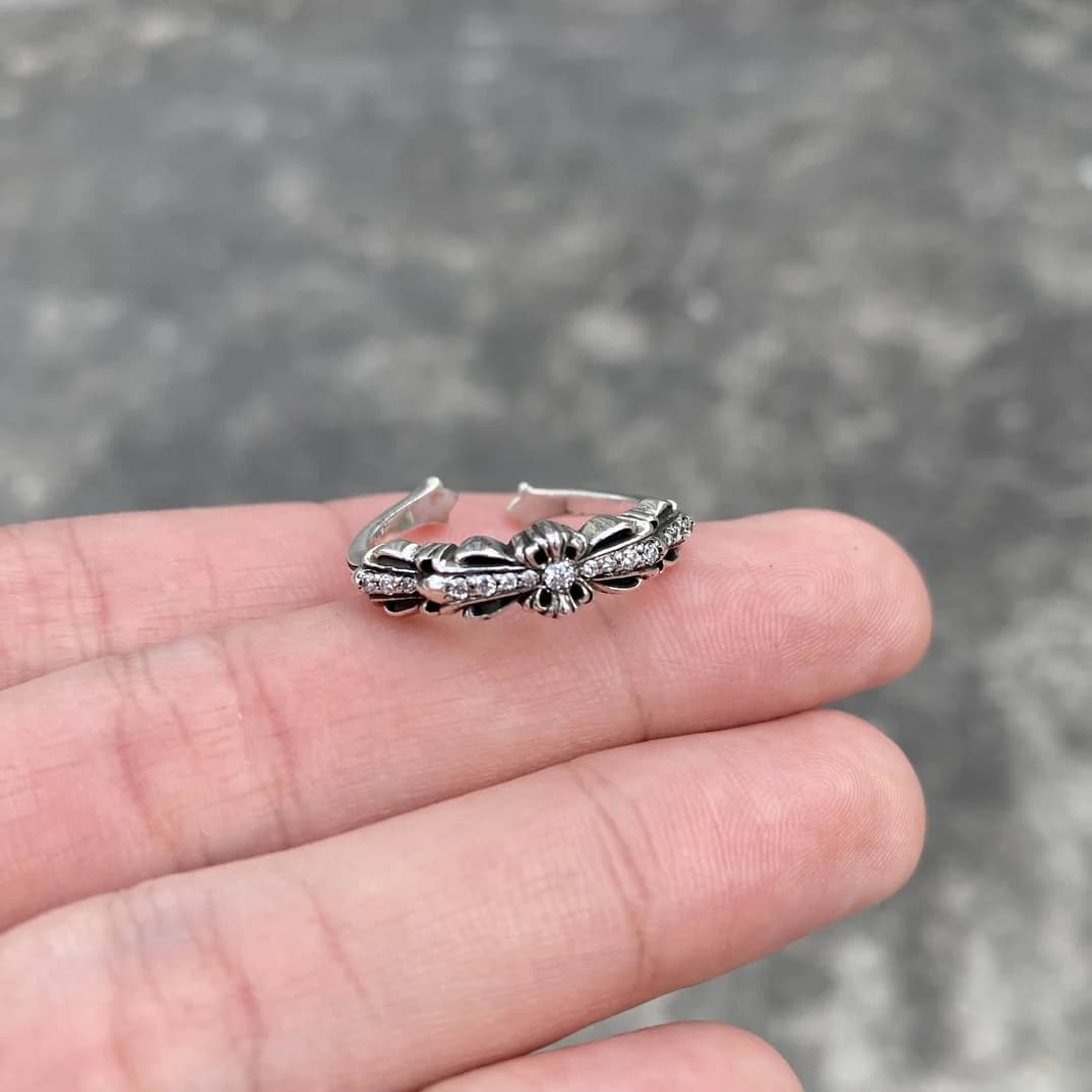 Серебряное разомкнутое кольцо Chrome Hearts с цветочным крестом и камнями на пальце, фронтальный вид