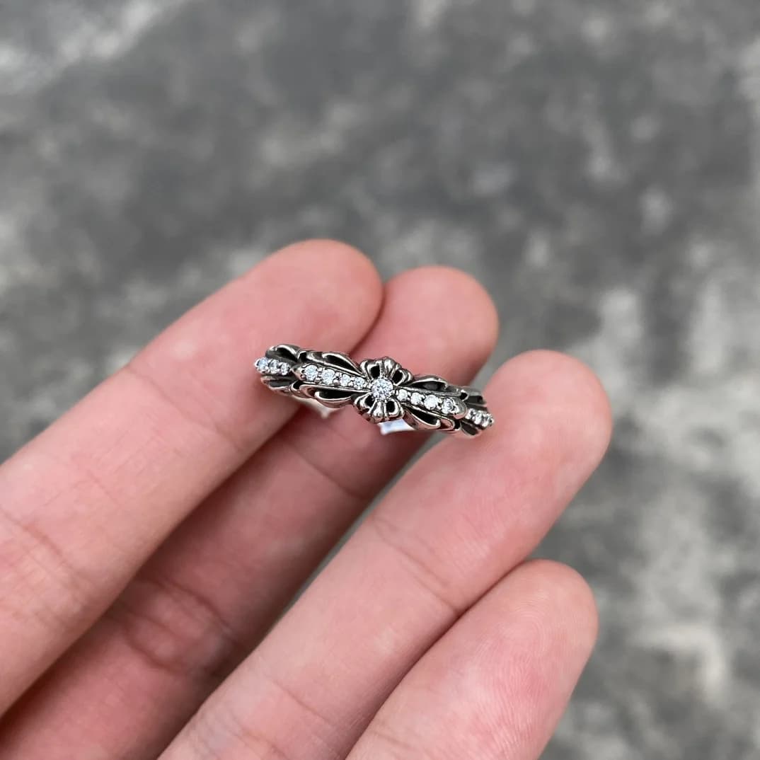 Детализация инкрустации кристаллами и рельефного узора кольца Chrome Hearts