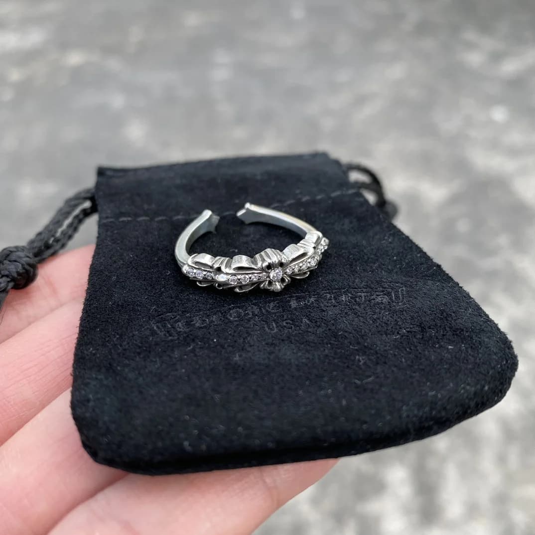 Серебряное кольцо Chrome Hearts Floral Cross на черном замшевом мешочке