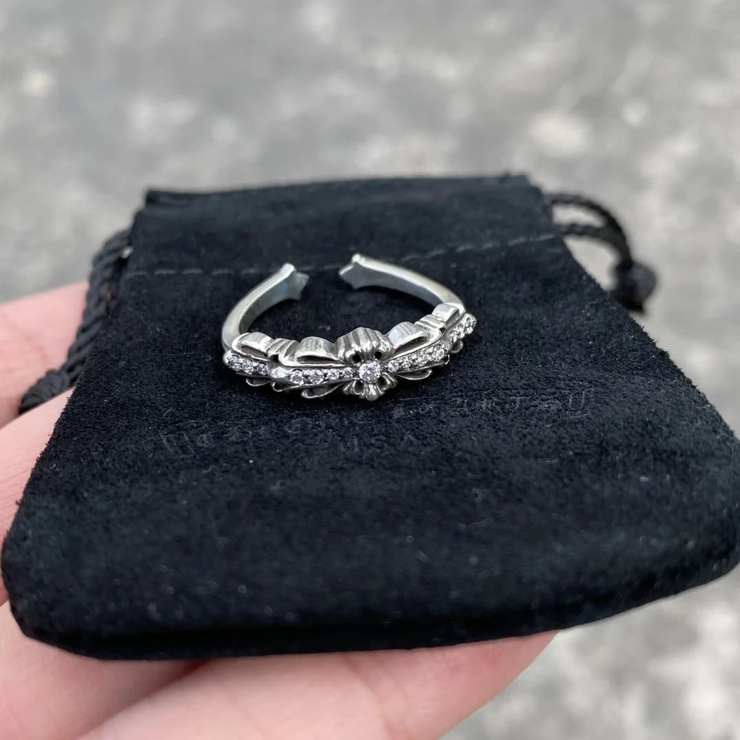 Кольцо Chrome Hearts с кристаллами крупным планом на черном чехле