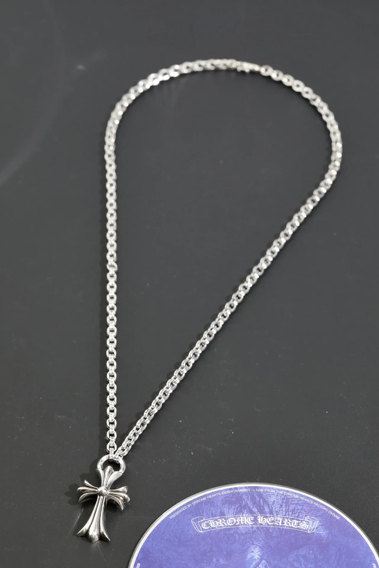Серебряное колье Chrome Hearts с подвеской-крестом в полный размер