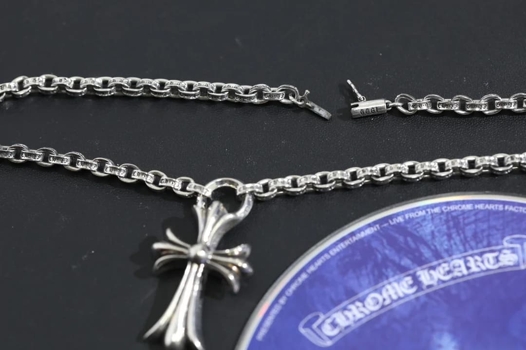 Детали замка и подвески-креста серебряного колье Chrome Hearts