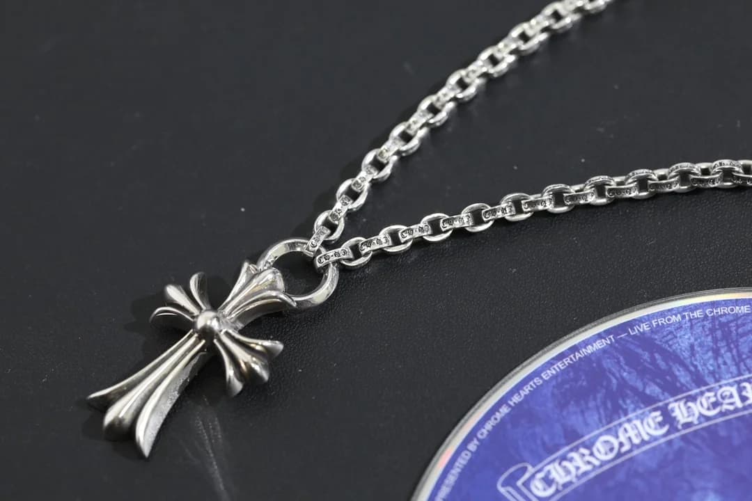 Лицевая сторона объемной подвески в виде креста Chrome Hearts