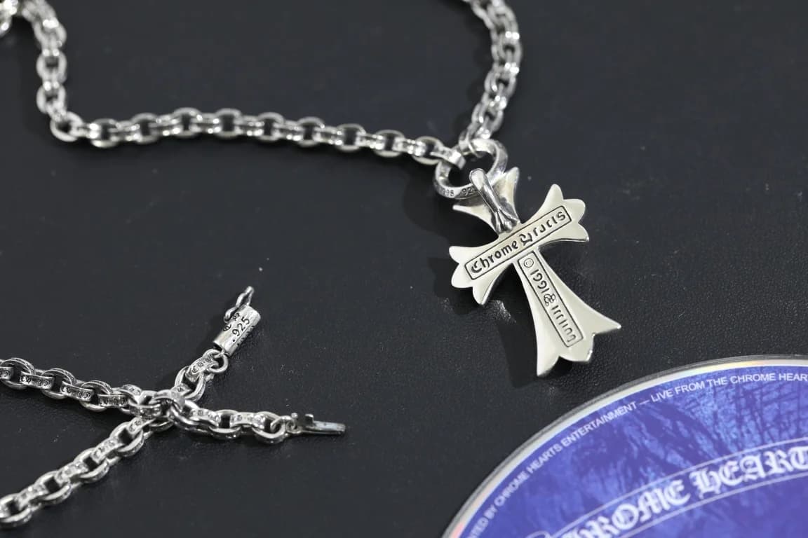 Обратная сторона кулона-креста с фирменной гравировкой Chrome Hearts