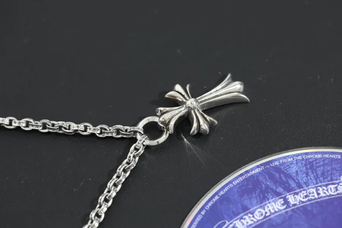 Подвеска-крест Chrome Hearts, вид сбоку