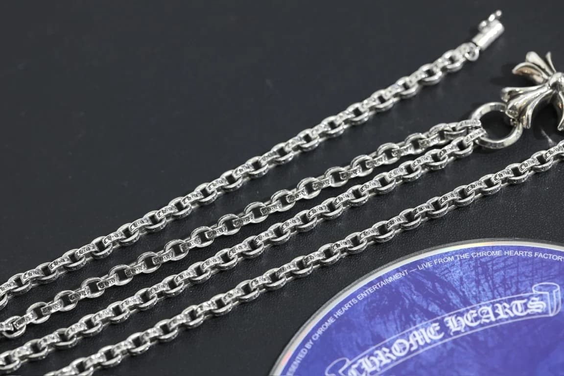 Фрагмент серебряной цепочки с замком колье Chrome Hearts