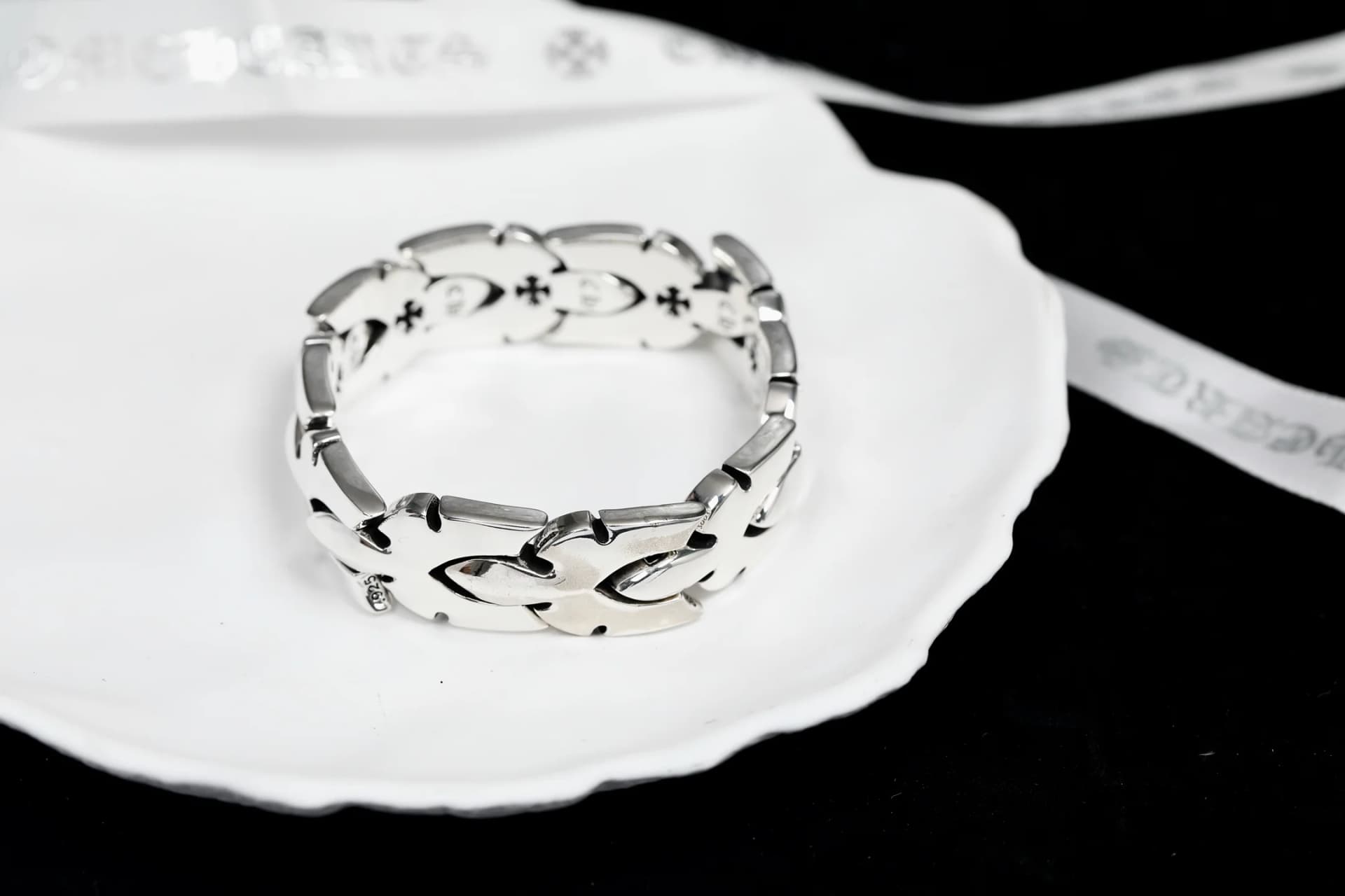 Серебряный браслет Chrome Hearts H044 в сложенном виде на подставке