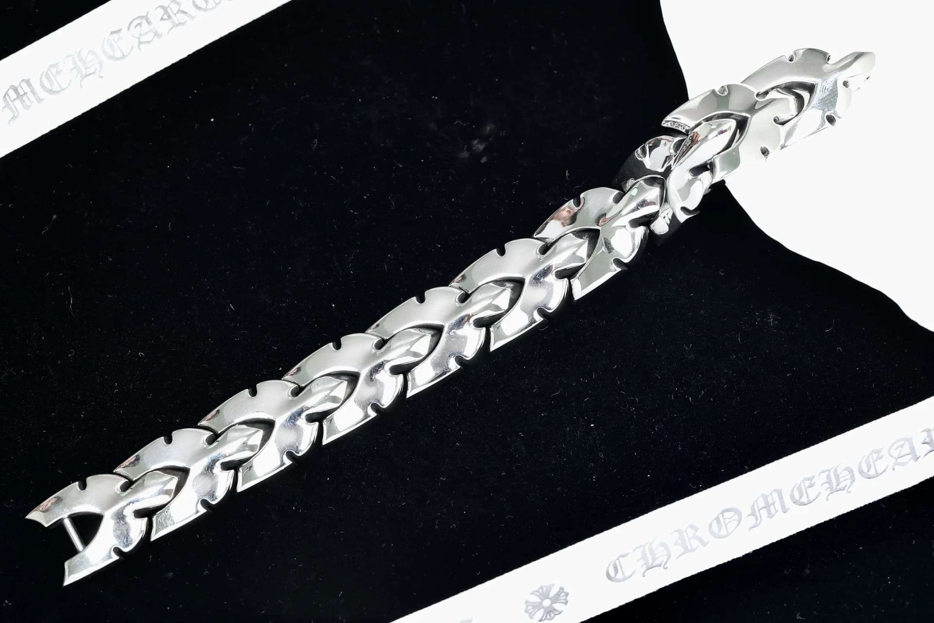 Серебряный браслет-цепь Chrome Hearts в развернутом виде по диагонали