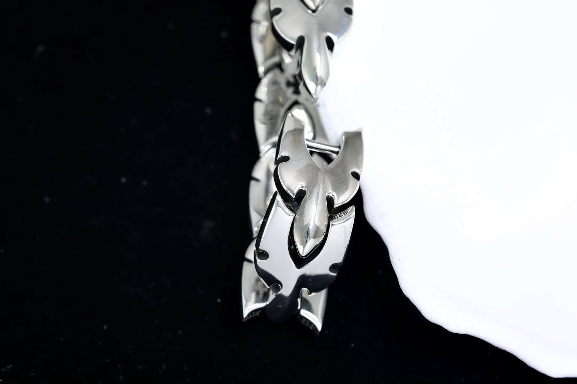Конструкция скрытого замка браслета Chrome Hearts