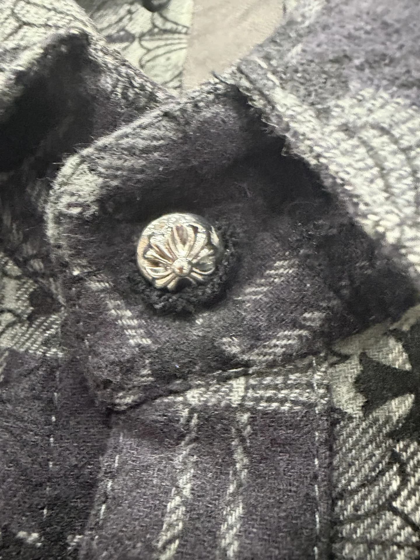 Деталь воротника и серебряная пуговица рубашки Chrome Hearts
