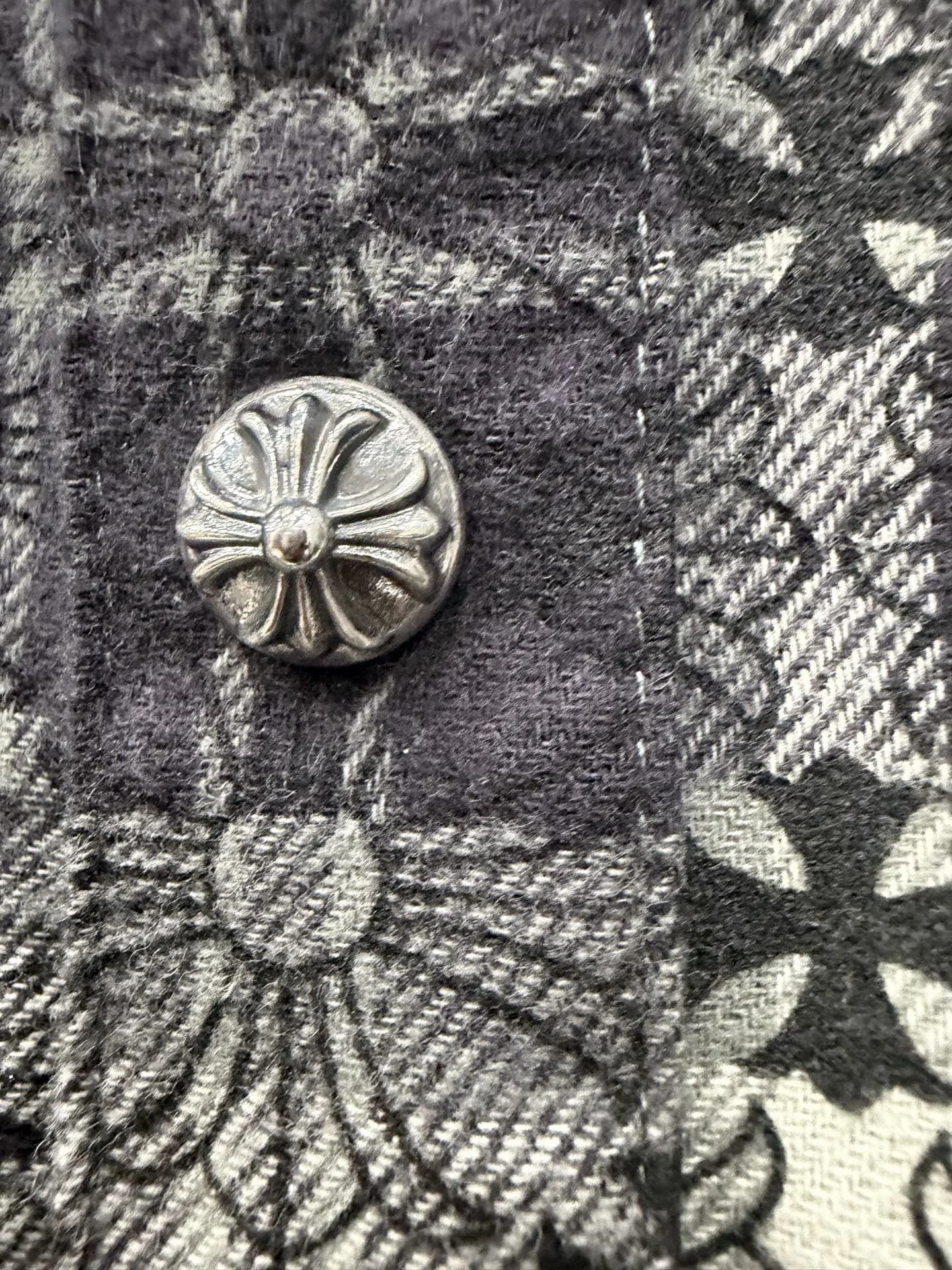 Серебряная пуговица-заклепка с гравировкой Chrome Hearts