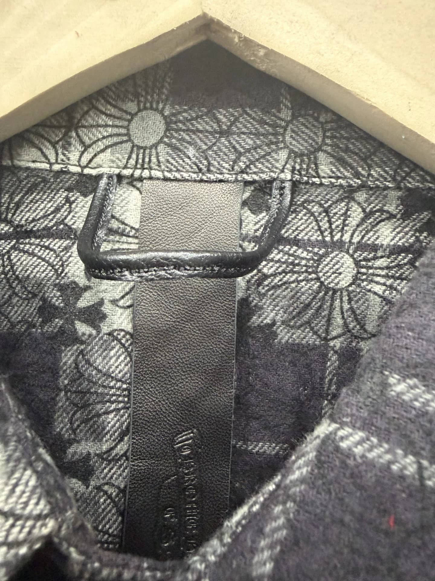 Кожаный ярлык на внутренней стороне воротника рубашки Chrome Hearts