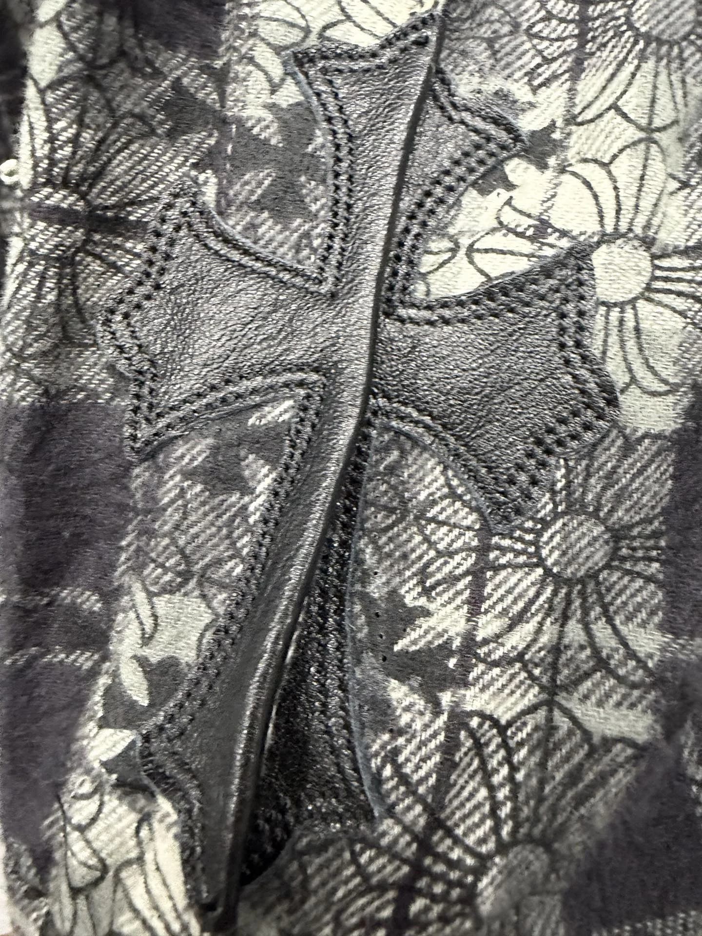 Кожаная нашивка в виде креста на рубашке Chrome Hearts