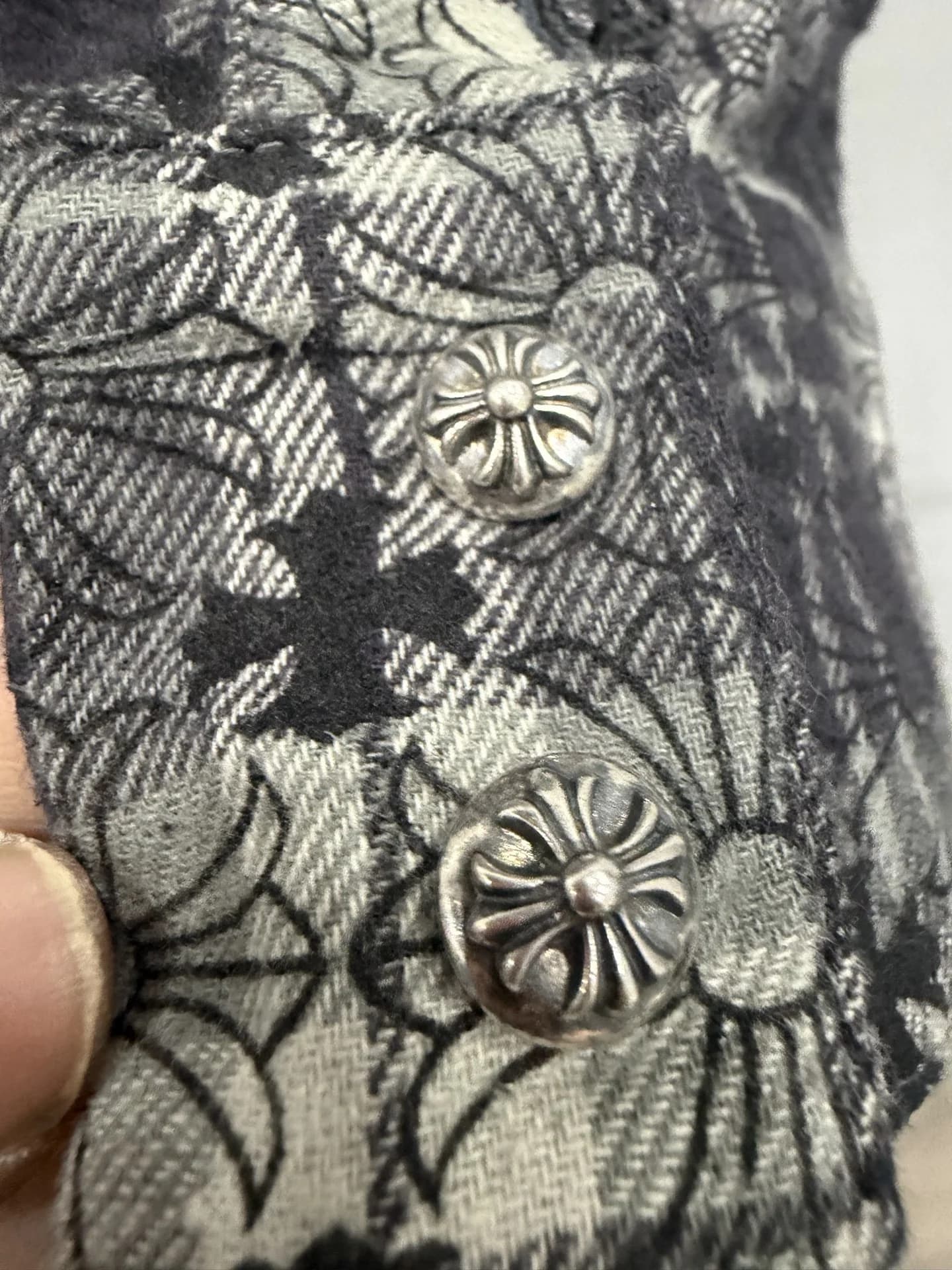Манжеты рукава с серебряными пуговицами Chrome Hearts