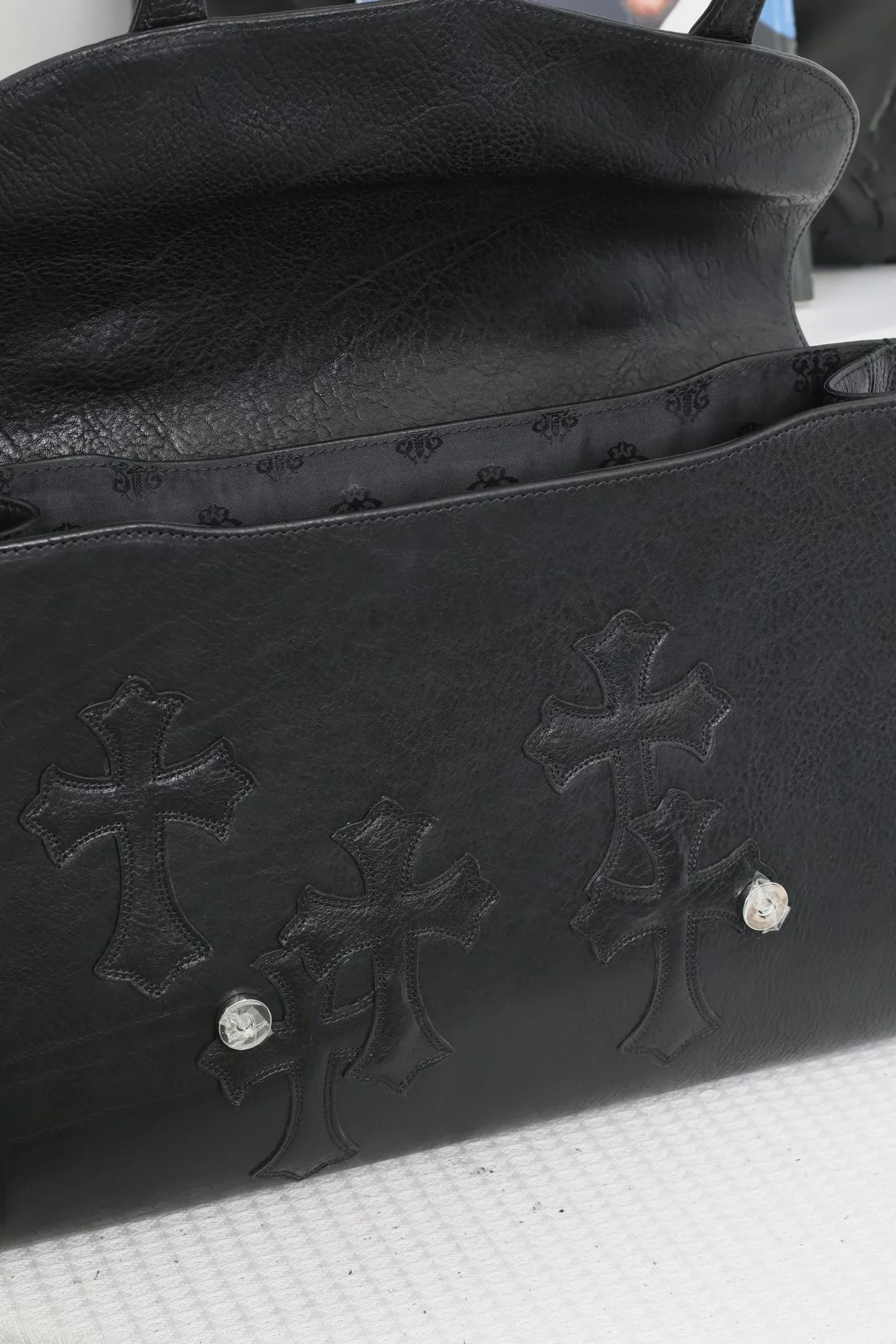Сумка-портфель Chrome Hearts с открытым клапаном и нашивками