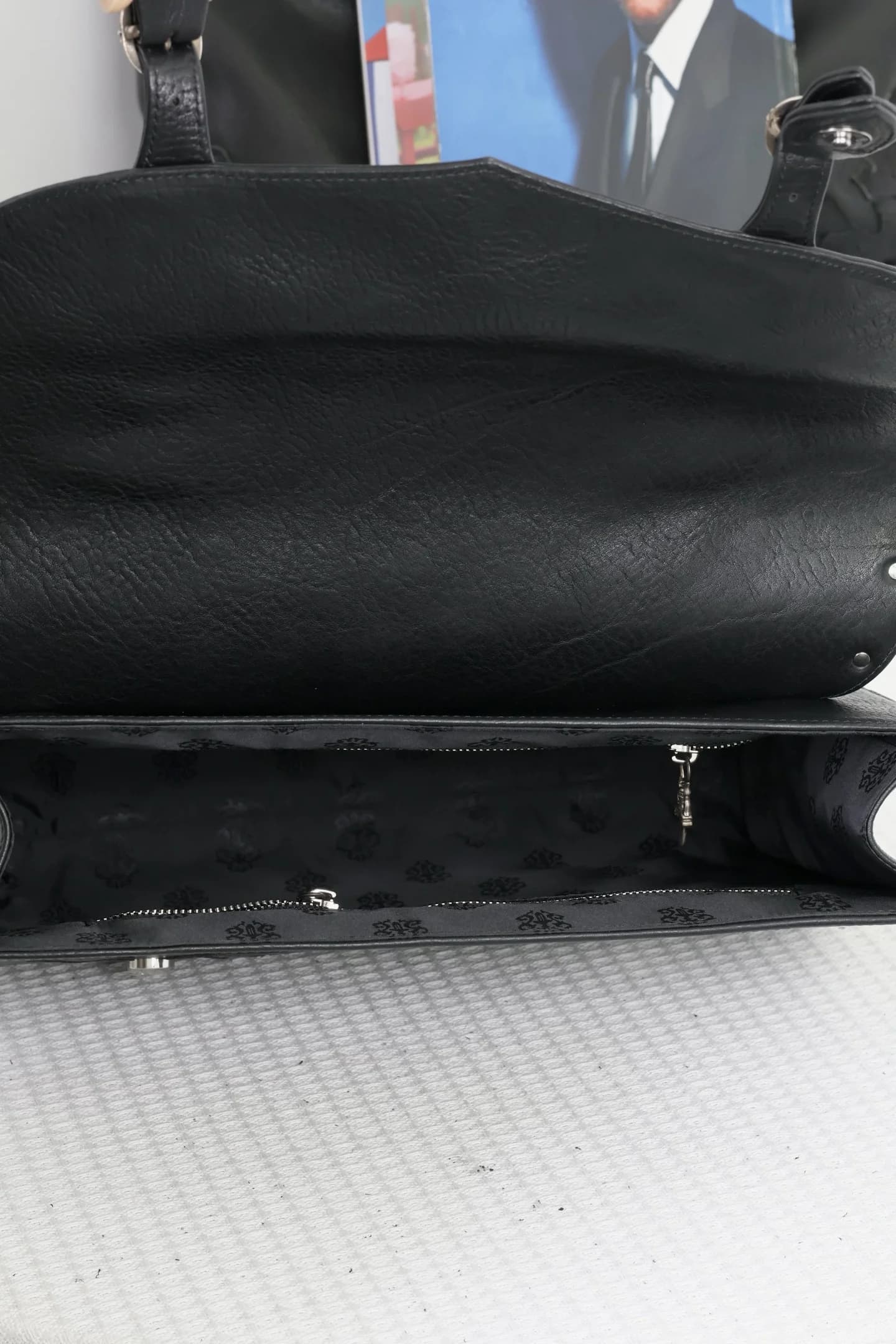 Внутреннее отделение сумки Chrome Hearts с фирменной подкладкой