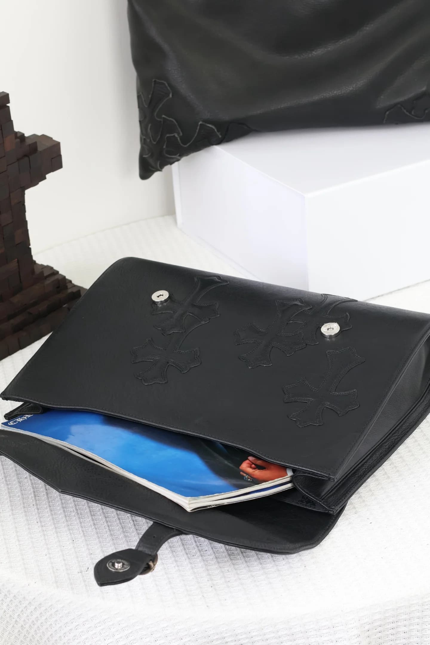 Открытый портфель Chrome Hearts с вложенными документами