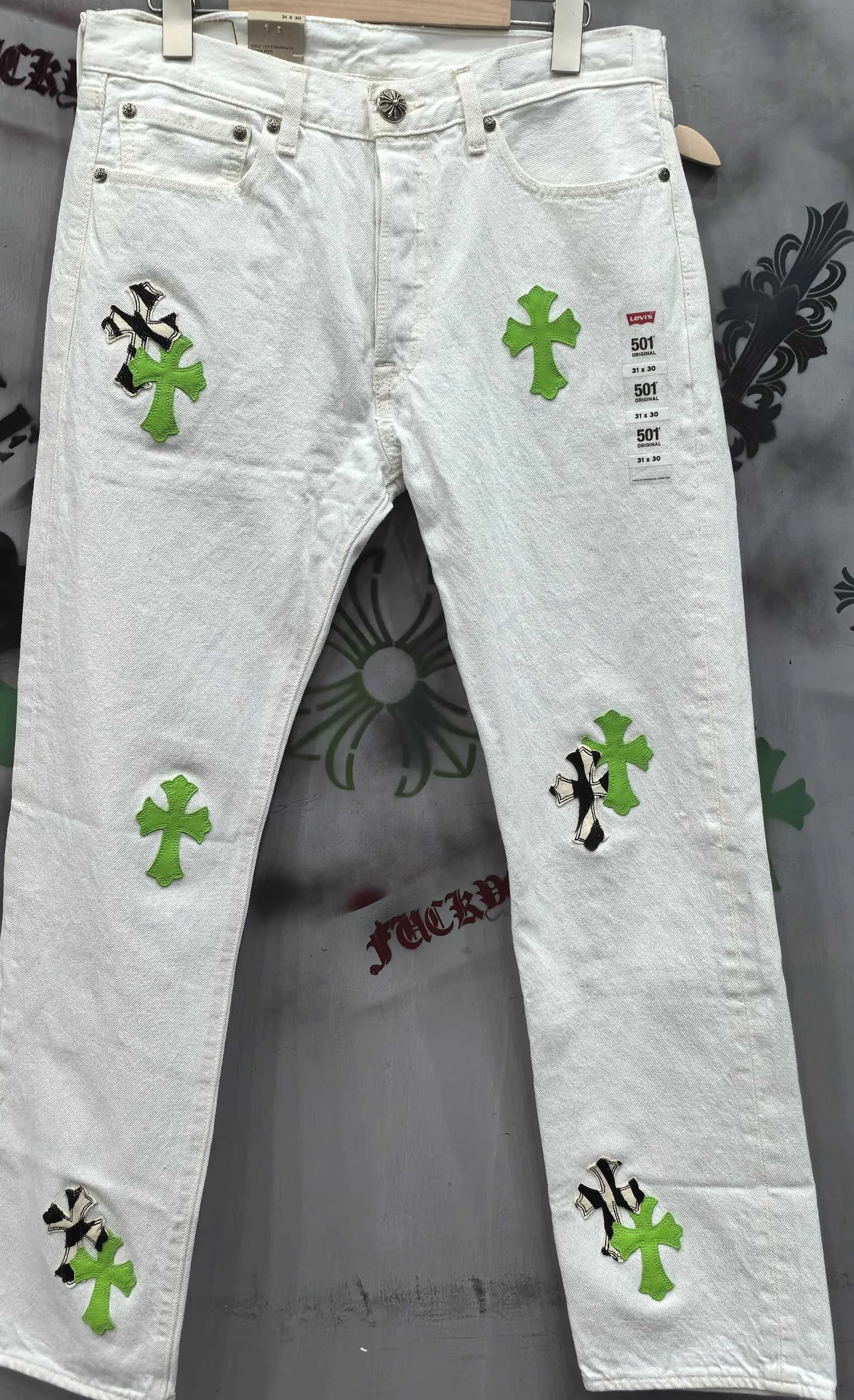 Белые джинсы Chrome Hearts x Levi's 501 с зелеными крестами, вид спереди