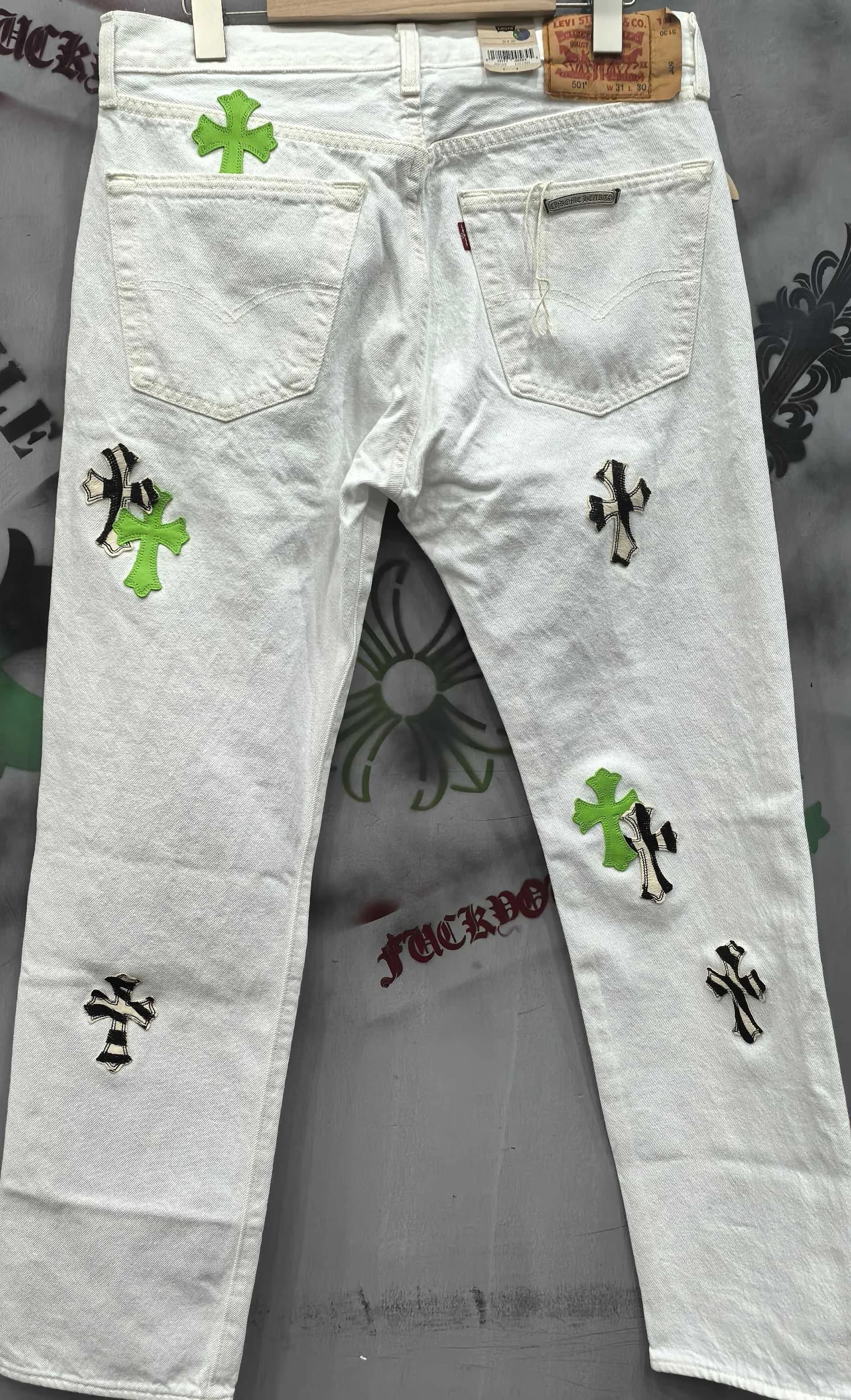 Белые джинсы Chrome Hearts x Levi's 501 с зелеными крестами, вид сзади
