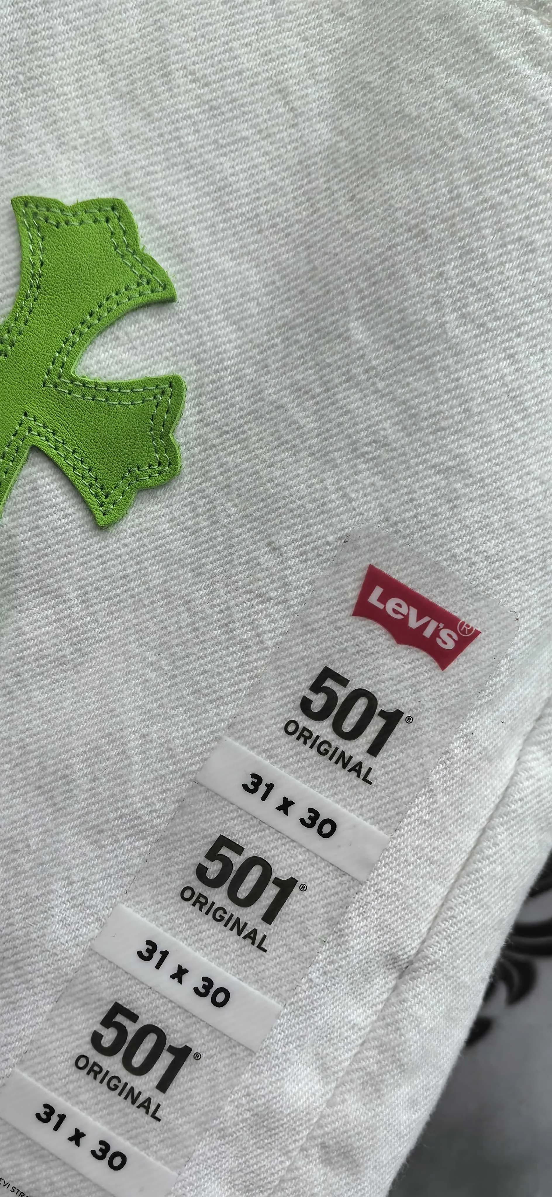 Ярлык Levi's 501 Original на белых джинсах