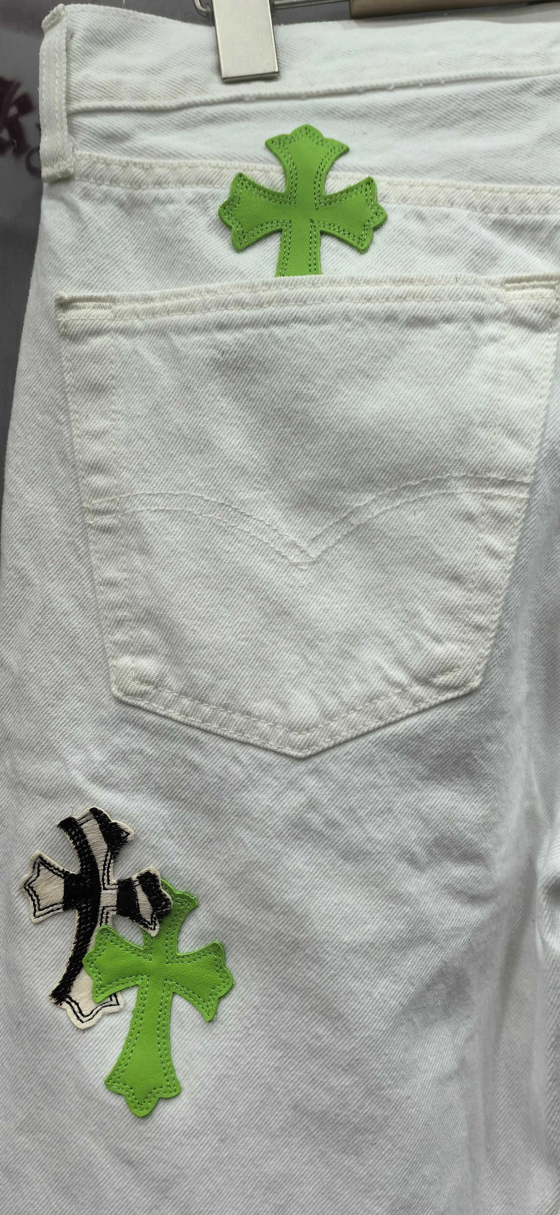 Задний карман джинсов Chrome Hearts x Levi's с нашивками-крестами